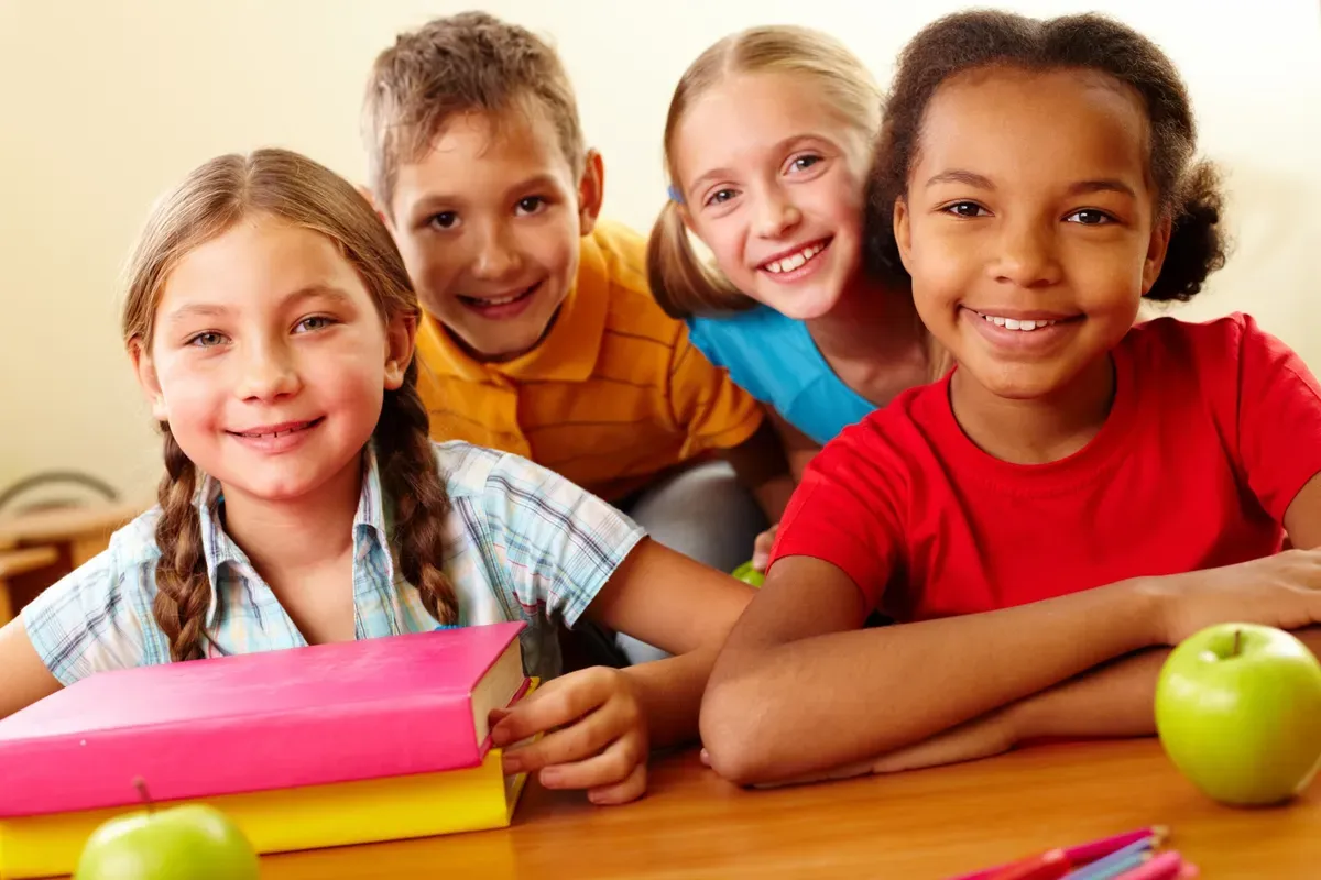 Equipo de Neuron Kids dedicado a la educación de idiomas en la primera infancia